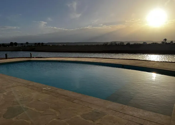 Cyan Lagoon-front Shared Pool & Evening Sunsets Nyaraló *
