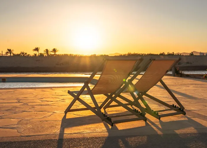 Nyaraló Cyan Lagoon-front Shared Pool & Evening Sunsets